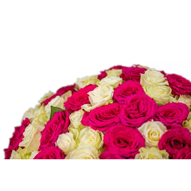 Kytice růžových a bílých růží